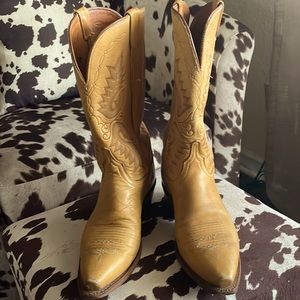 Lucchese Women’s Cowboy Boots in butterscotch leather.8B true to size.12’ shaft